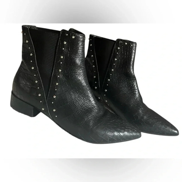 Size: 7.5 Pointed Toe Textured Studded Ankle Boot - Picture 2 of 6